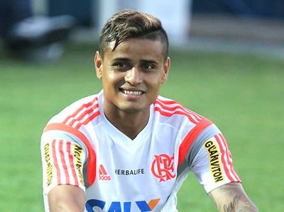 Ainda sem oferta oficial, Everton garante que quer ficar no Flamengo