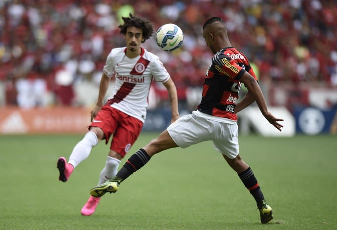 Roger Flores vê o Flamengo melhor e o Inter mais eficiente em campo