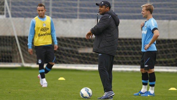 Rodízio na ponta: Everton agrada e se credencia a ser novo titular do Grêmio