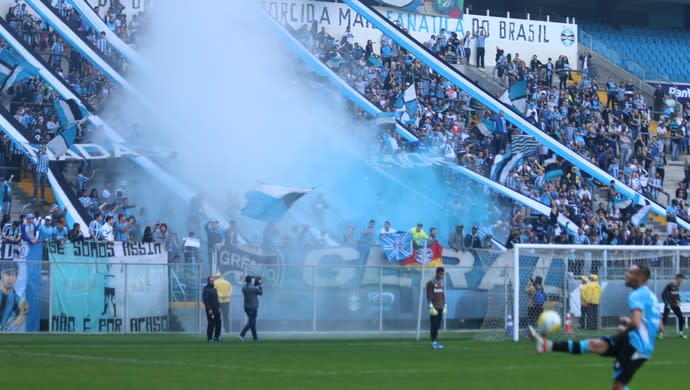 Grêmio fecha parte de treino, mantém mistério e recebe apoio em alentaço