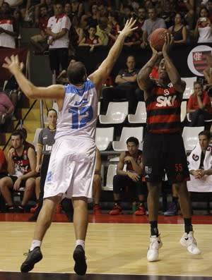 Com Tijuca lotado, Fla bate Rio Claro, faz 2 a 0 e fica a uma vitória das semis