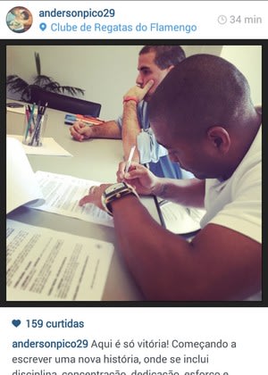 Pico posta foto da assinatura de seu novo contrato com o Fla: Só vitória