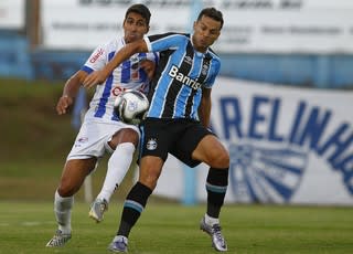 Grêmio muda estilo de jogo e aposta na força física do centroavante Bobô