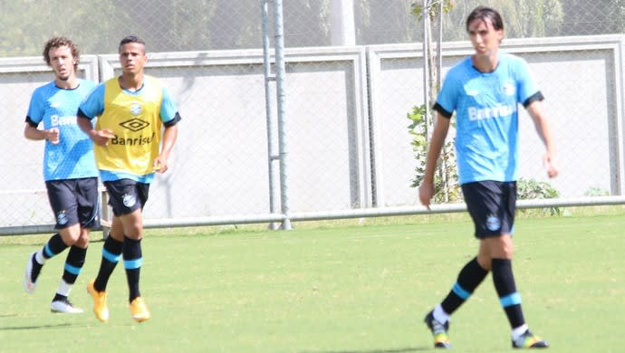 Com Geromel, reservas do Grêmio fazem coletivo contra o time sub-20