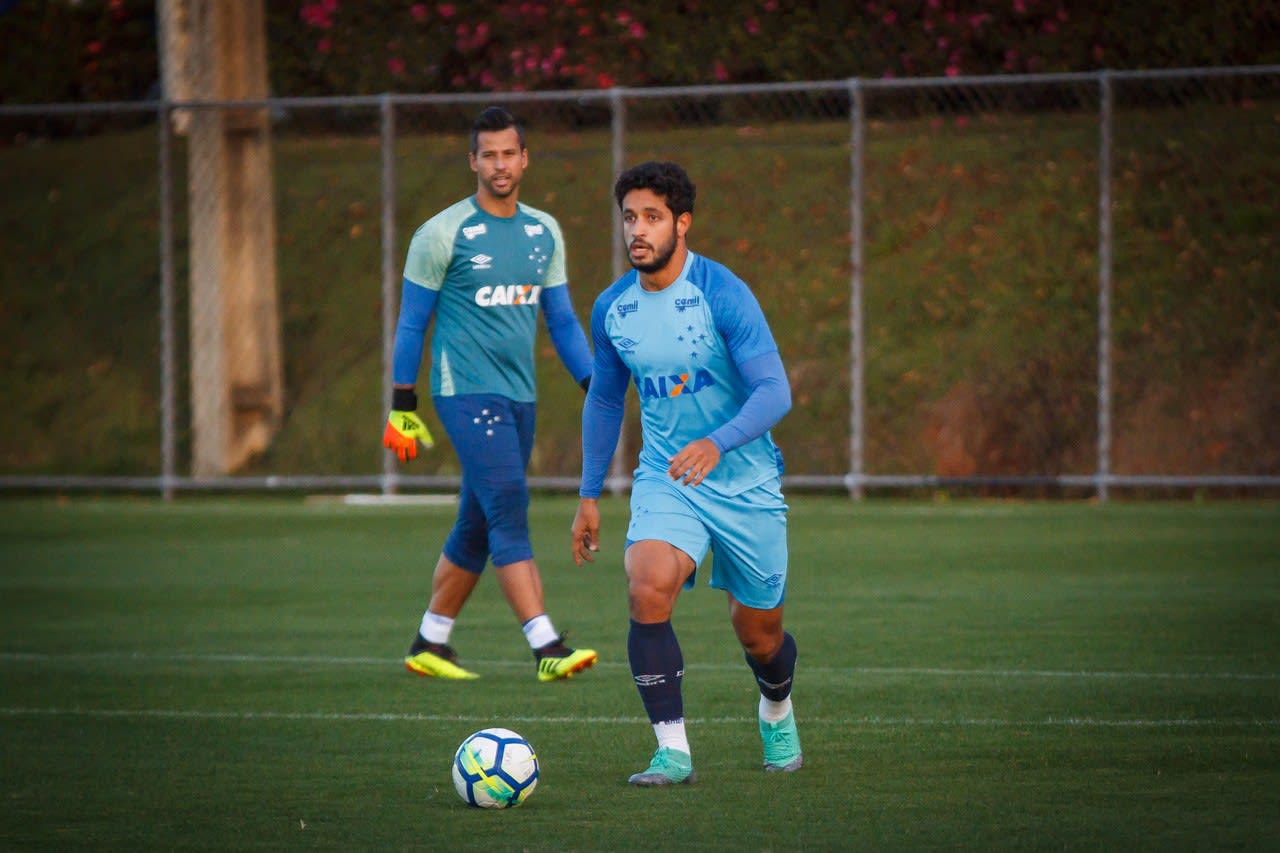 Léo nega favoritismo do Cruzeiro na Copa do Brasil e pede equilíbrio ao time em jogo de 180 minutos