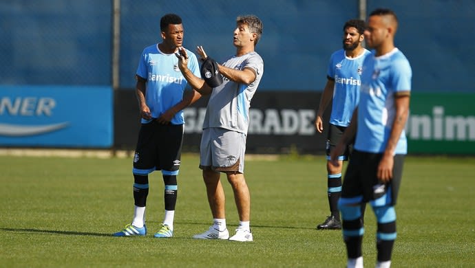 Renato  muda posicionamento de volantes em busca de gols