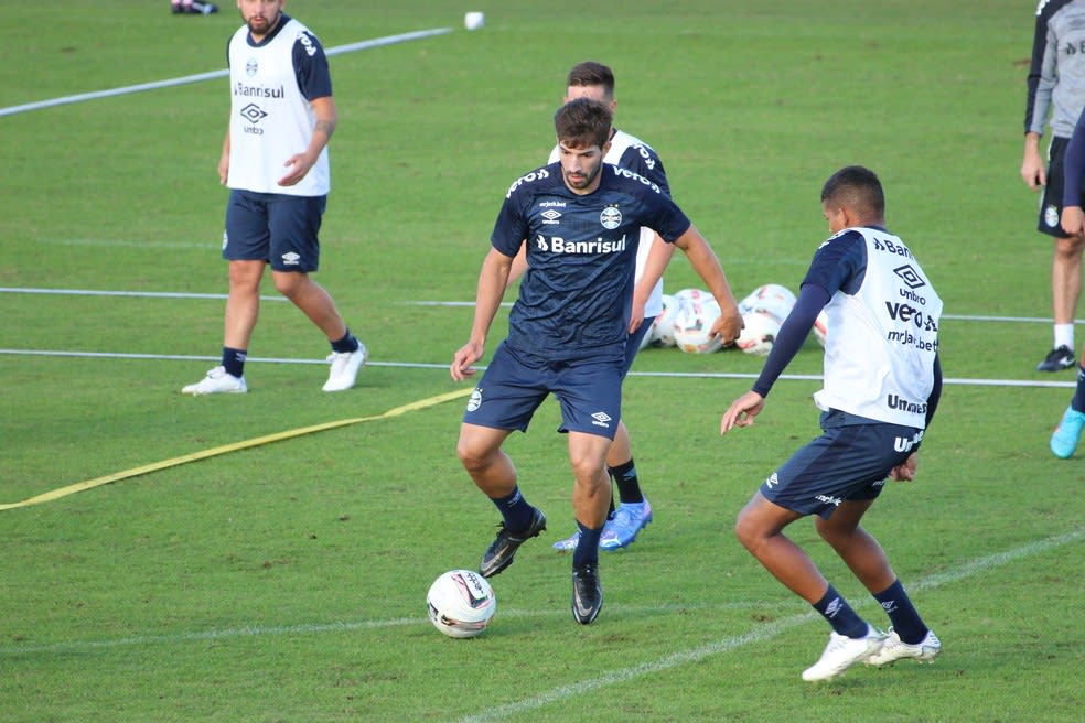 Roger Machado desenha novo time do Grêmio para a Série B