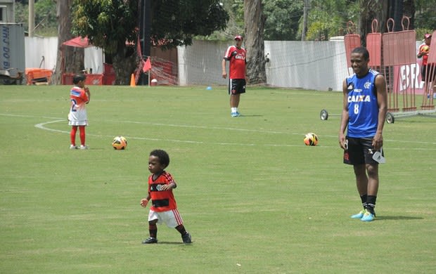 Fla libera acesso ao CT, e criançada rubro-negra faz a festa em treino