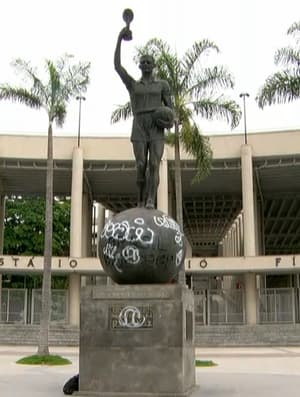 Estátua de Bellini, em frente ao Maracanã, amanhece pichada