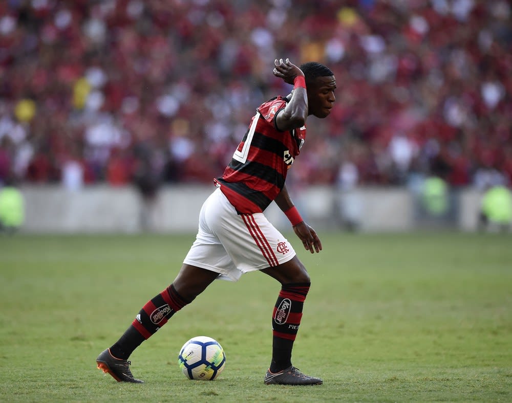 Vinicius Jr rebate Rodrigo Dourado e despista sobre futuro