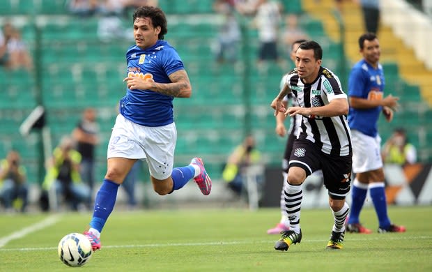 Cruzeiro cede empate ao Figueira nos acréscimos, mas segue líder