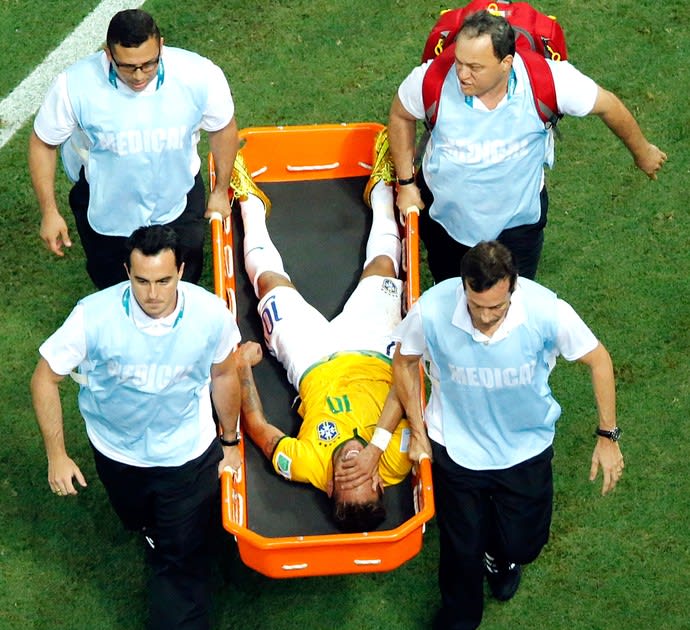 [COPA 2014] Neymar sofre fratura na vértebra, está fora da Copa, mas segue com o grupo