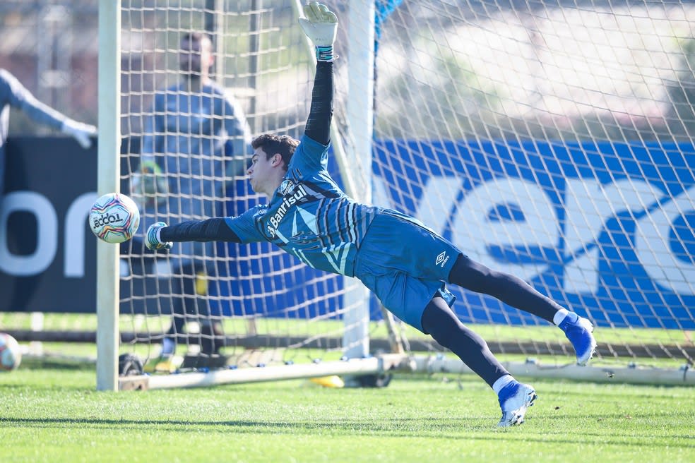 Grêmio recusa proposta de clube português pelo goleiro Brenno e garante evolução do jovem