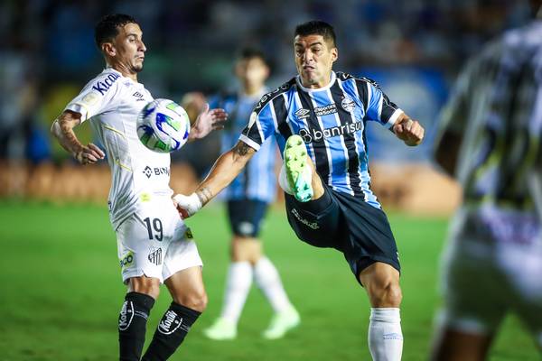 Grêmio inicia Brasileirão com nova equipe e busca recuperar-se de derrota.