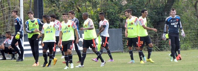 Em clima de fim de festa, Flamengo faz treinamento com visita de Beto