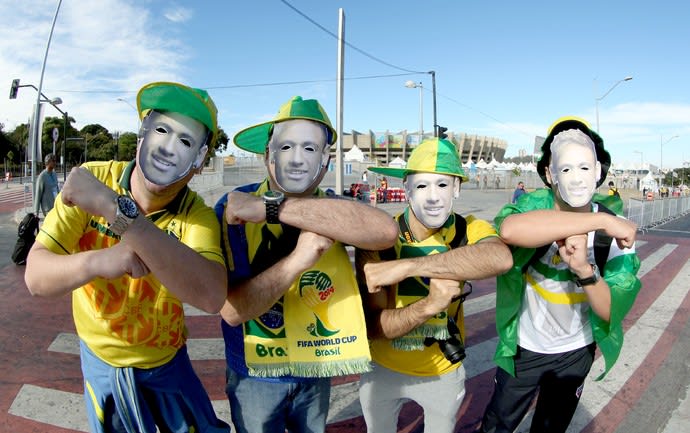 [COPA 2014] Torcedores chegam ao Mineirão com a máscara de Neymar para a semifinal