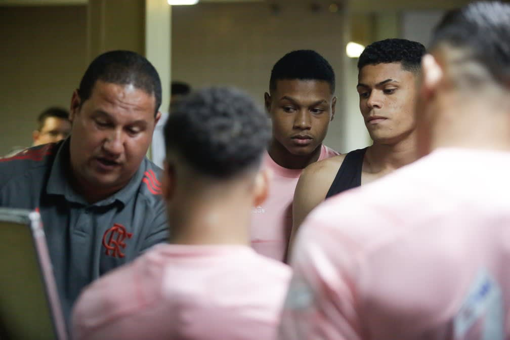 Técnico do sub-17 do Flamengo repassa temporada e analisa promessas do clube