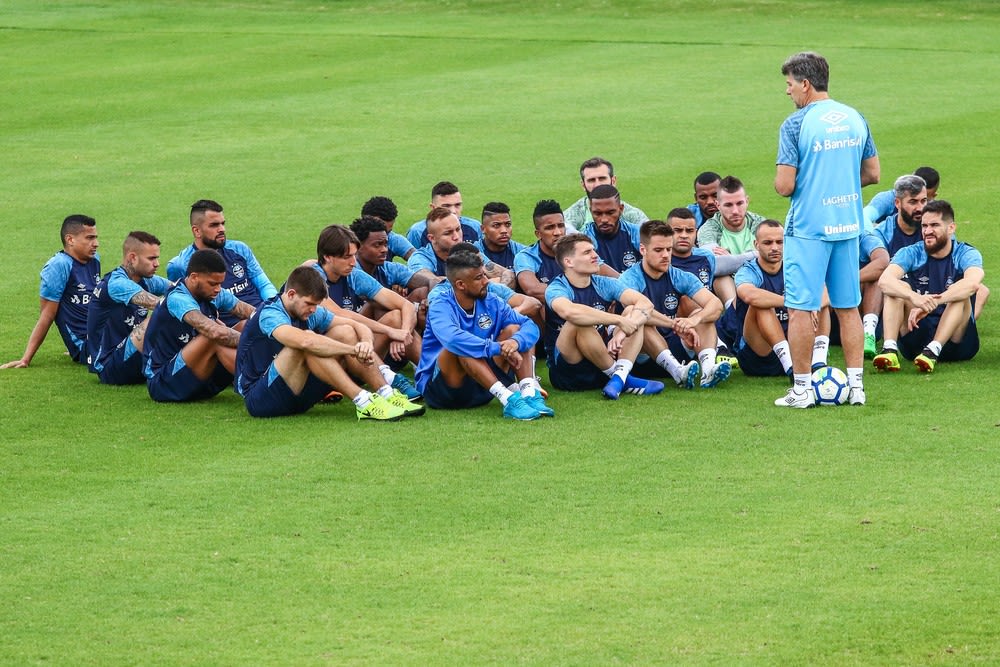 Renato tem papo com o grupo antes de treino, e Grêmio deve ter força máxima contra o Corinthians