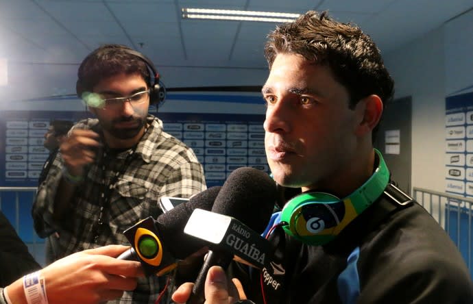 Giuliano sofre com vaias e dores, mas Grêmio dá apoio: Está no sacrifício