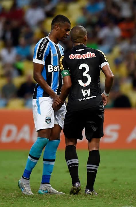 Na linha do Equador: foto flagra Rodrigo provocando Erazo no Maracanã