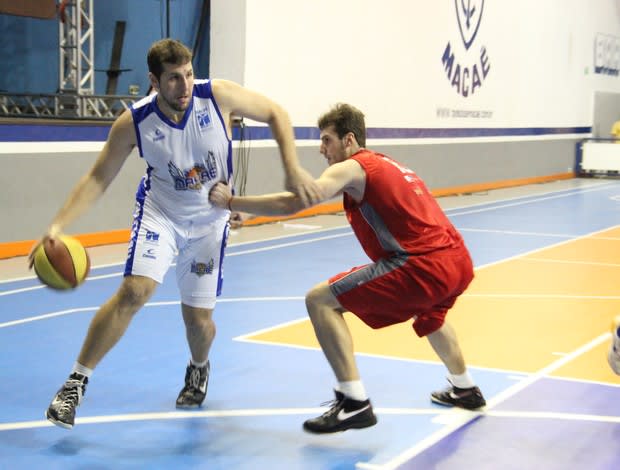 Pivô do Macaé Basquete, Atílio se defende e dispara: Fla jogou sujo