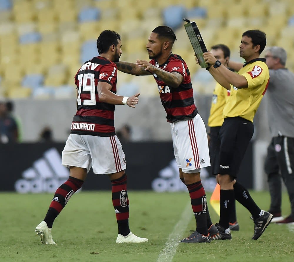 Emocionado, Guerrero festeja volta ao Fla com vitória