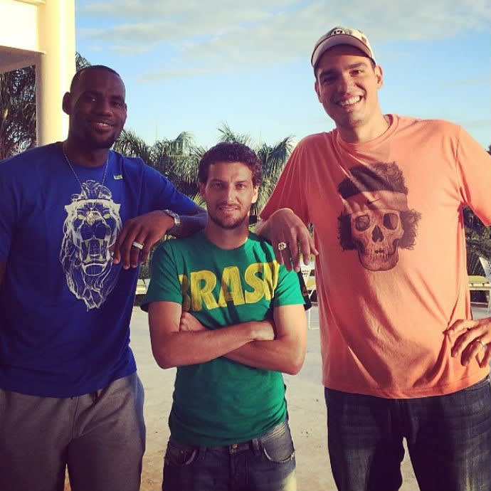 Elano fica pequeno ao tietar LeBron James e Anderson Varejão no Rio