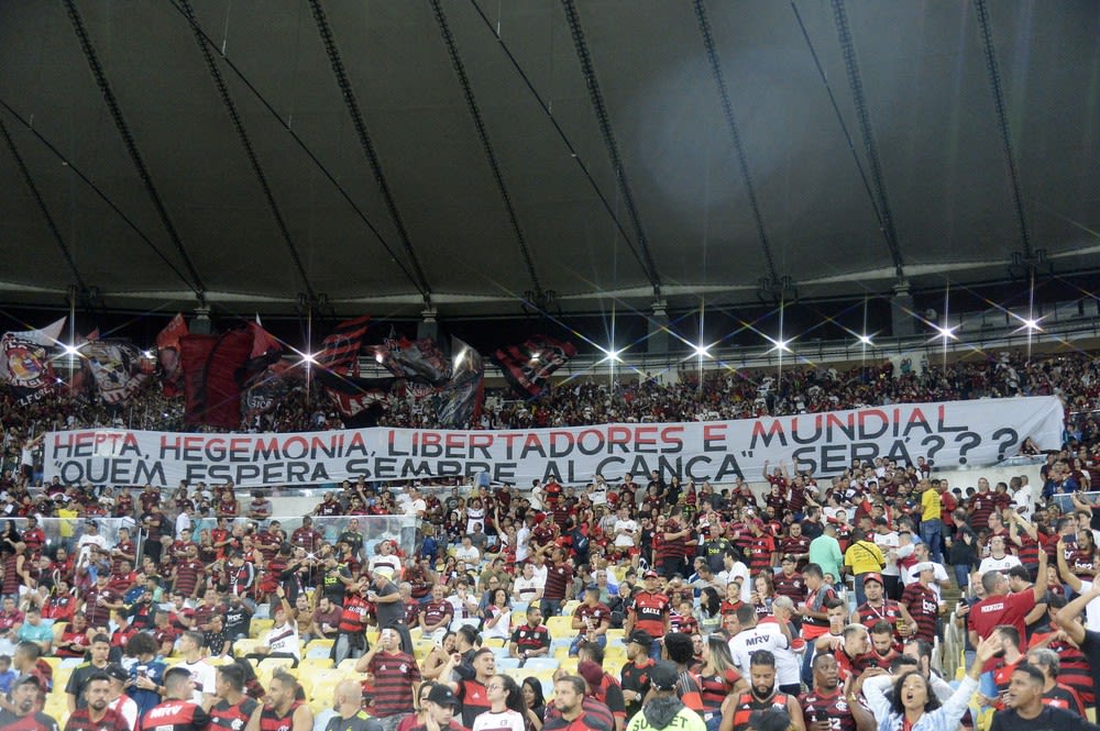 Torcedores do Flamengo cantam gritos homofóbicos no clássico contra o Fluminense no Maracanã