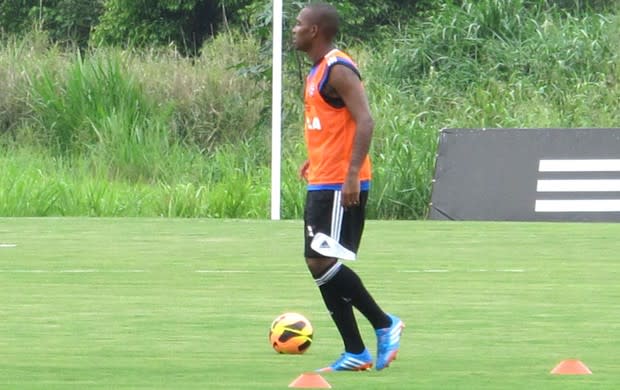 Samir volta a treinar com bola, mas não tem previsão para ser relacionado