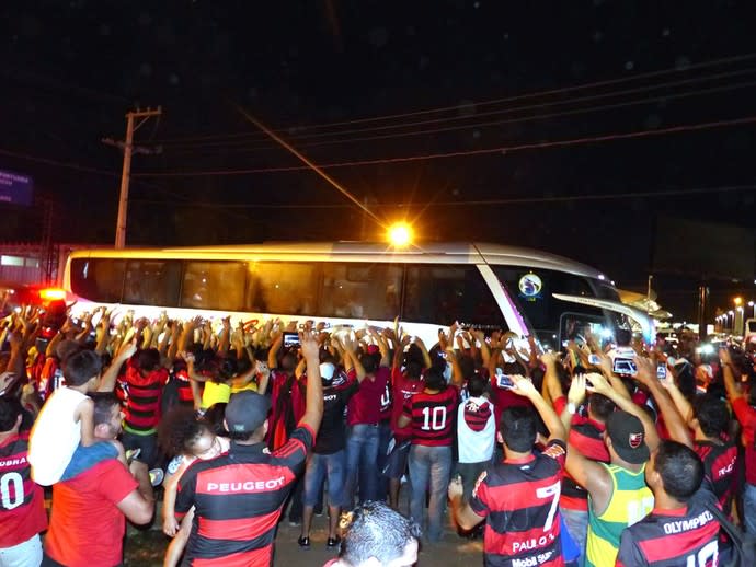 Fla desembarca em Cuiabá, é recebido com festa e ganha abraço da torcida