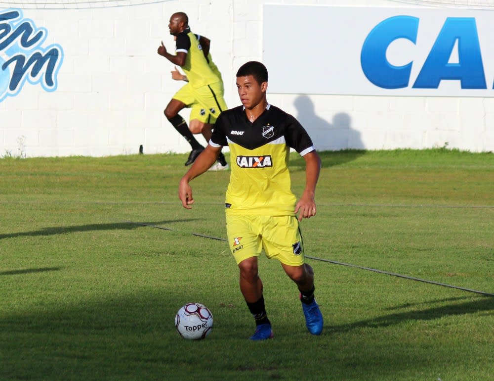 Grêmio negocia L. Coelho com ABC, mas troca por volante gera impasse com Inter