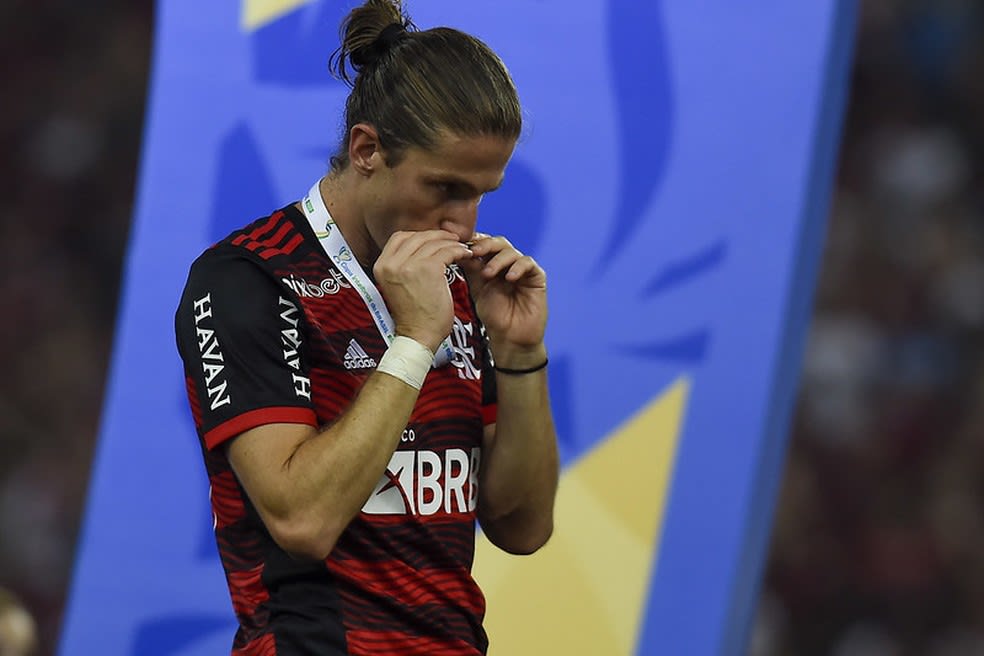 Filipe Luís tem chance de ir à Copa na comissão técnica do Brasil, revela Rizek