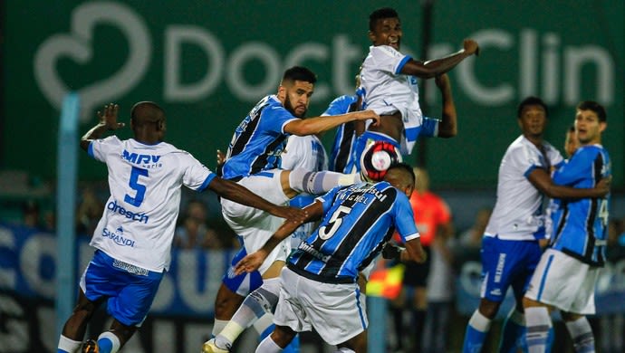 Grêmio corre atrás de rivais em série de empates e faz cobranças internas