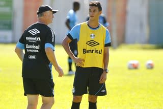 Felipão dá moral a Araújo e não quer novo volante após lesão de Ramiro