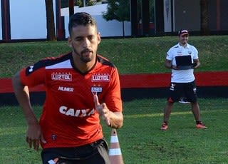 Volante Michel viaja a Porto Alegre para acertar contrato com o Grêmio