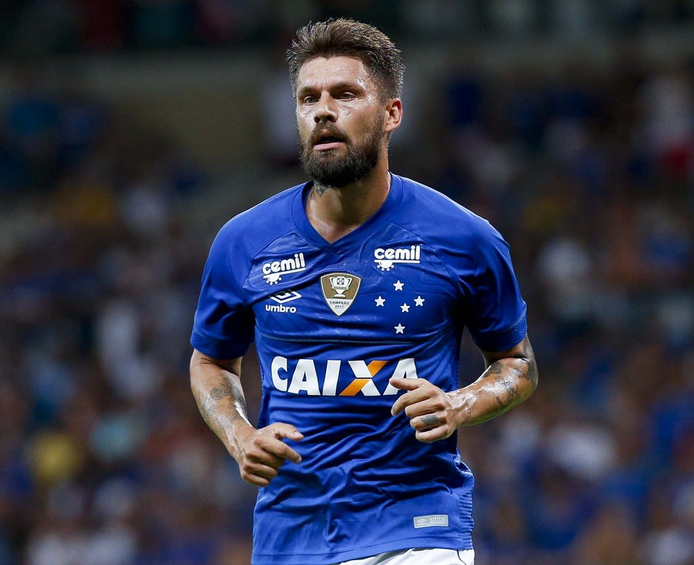 Mesmo reserva, Sobis vira vice-artilheiro e maior garçom do Cruzeiro em 2018