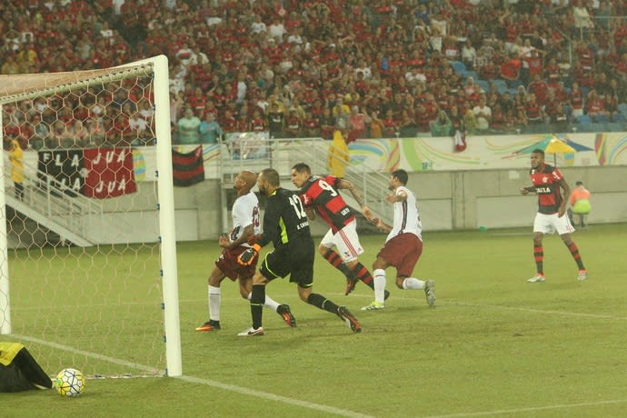 Volta em 37 bolas: Guerrero finaliza pouco, faz pivô e retorna bem ao Fla