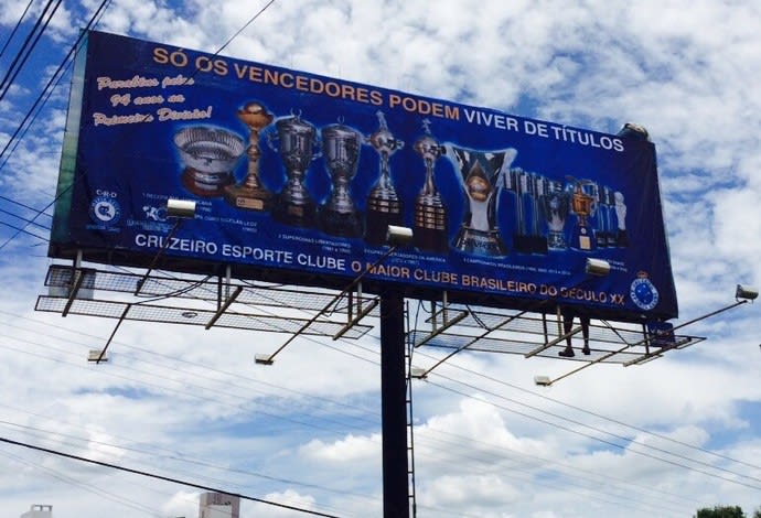 Na esportiva, cruzeirenses respondem a outdoor da torcida do Atlético-MG