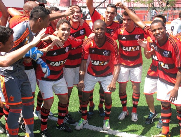 Com aval de Pet, Mikimba se torna o Brocador do fut 7 e conquista torcida