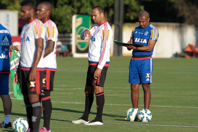 Cristóvão fecha treino e faz mistério sobre time para sua estreia pelo Fla