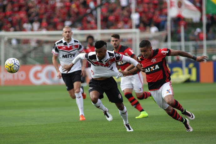 Vaias no campo, silêncio fora dele: a 1ª vez de Léo Moura após processar o Fla