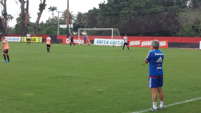 Muito falante, Oswaldo de Oliveira esboça Flamengo com Jonas e Kayke