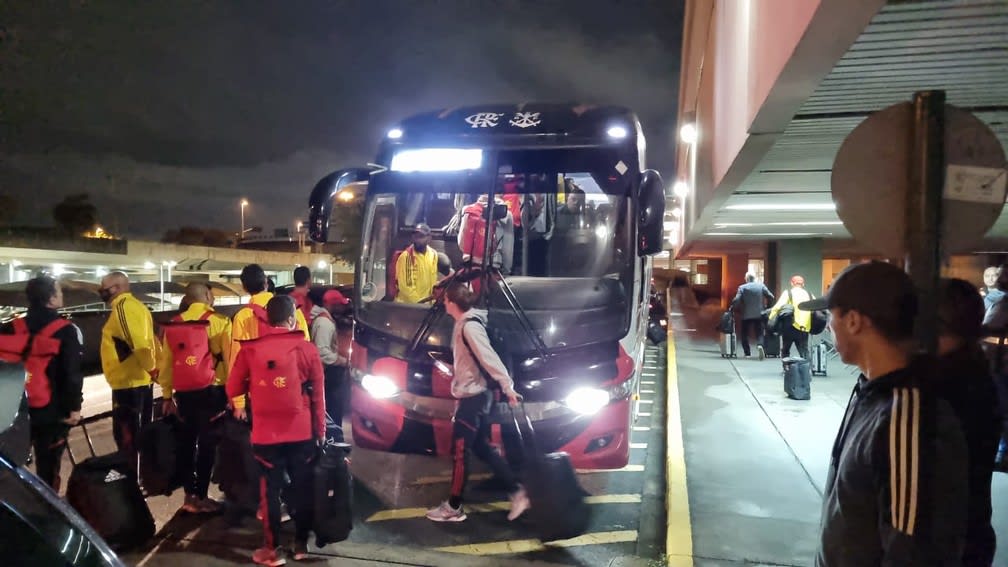 Flamengo desembarca no Rio de Janeiro com segurança reforçada e protesto de torcida