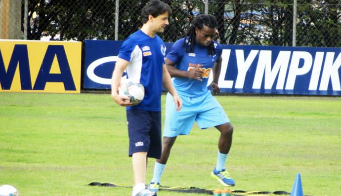 Tinga treina no campo e é alvo de brincadeira dos colegas na Toca II