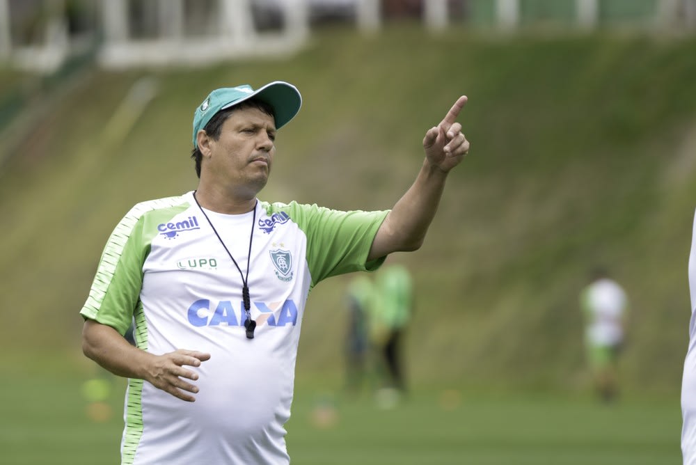 Agora no América-MG, Adilson Batista busca melhorar retrospecto contra o Cruzeiro