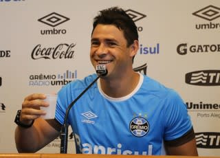 Versátil, Giuliano aposta em melhora do Grêmio e ainda pensa em Seleção