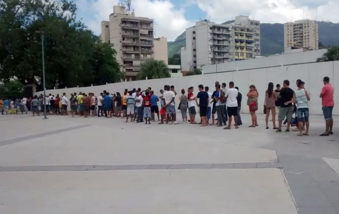 Torcedores formam filas no Maracanã em busca de ingressos para o Fla-Flu