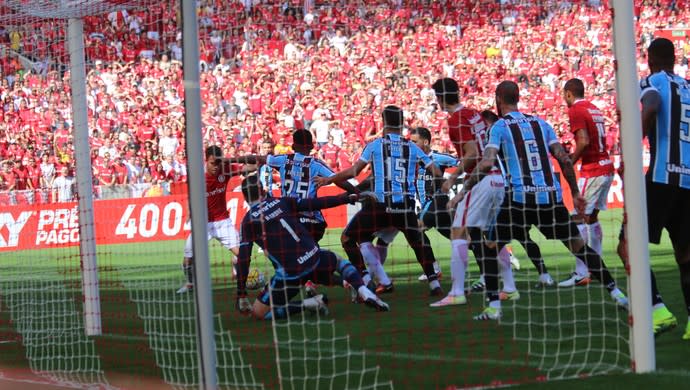 Zaga reserva resiste a Gre-Nal, sai ilesa e ganha respaldo no Grêmio