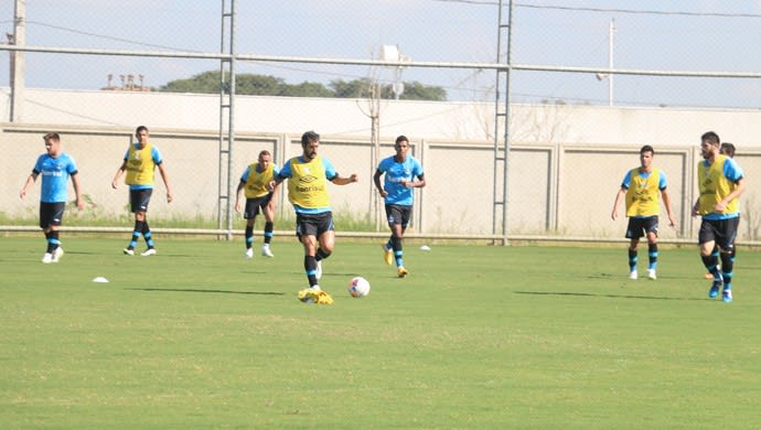 Grêmio divide grupo em treino sem zaga titular e dupla de uruguaios