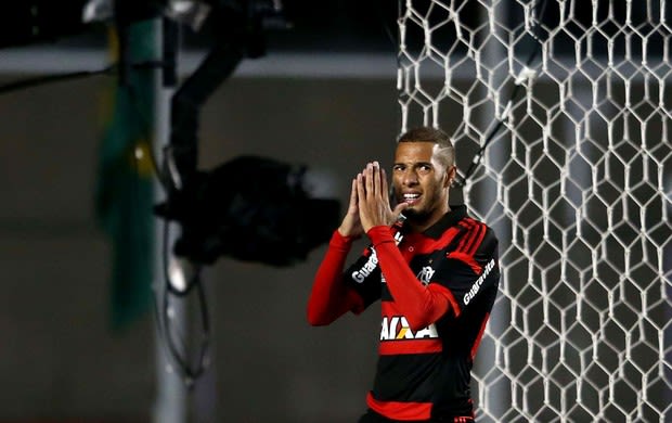 Enquanto o Fla não ganha, Paulinho vence enquete de gol mais perdido